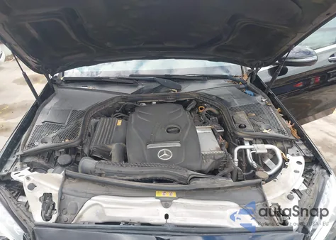 2017 Mercedes-Benz C 300 4Matic z USA, uszkodzony, nr VIN 55SWF4KB9HU229898